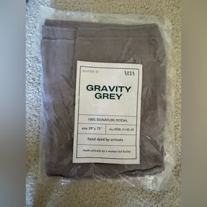 Vela scarves
Gravity Grey